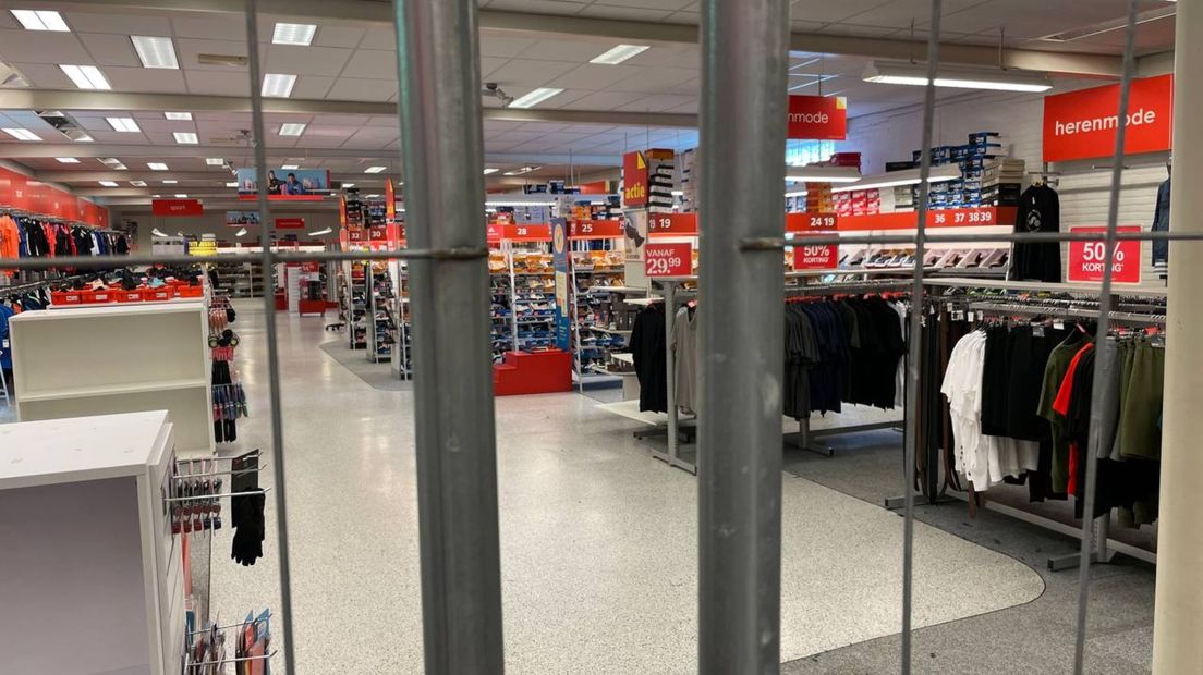De helft van de winkel is door een hek afgesloten