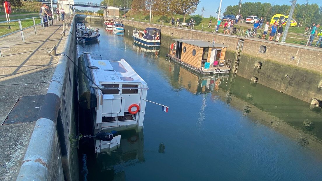 Boot Slaat Om In Sluis Linne Opvarenden Te Water Limburg