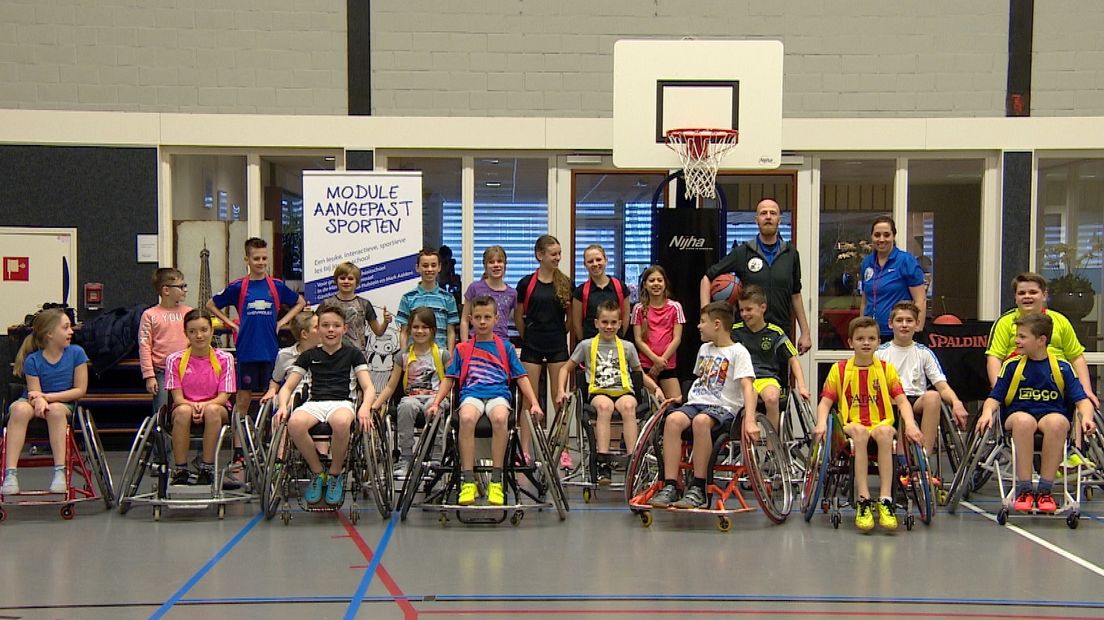 Clinic rolstoelbasketbal in Sporthal De Zwake in 's-Gravenpolder