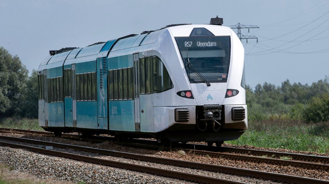 Een trein van Arriva onderweg naar Veendam
