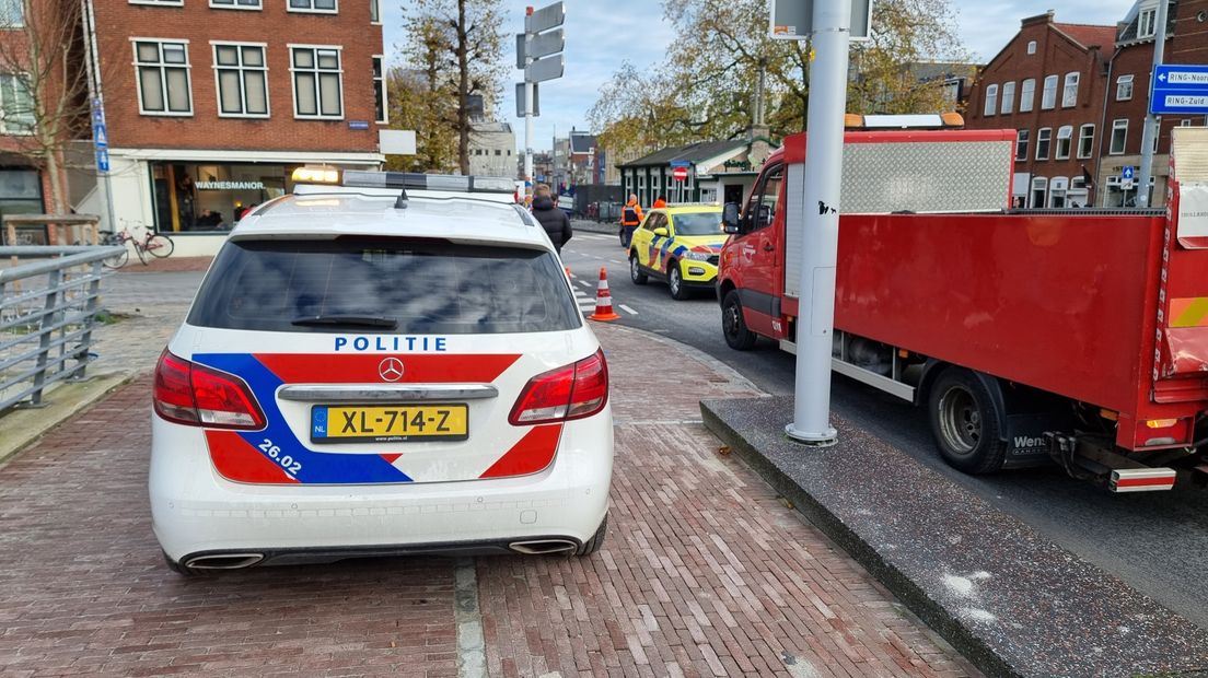 Hulpdiensten zijn aanwezig op het Schuitendiep