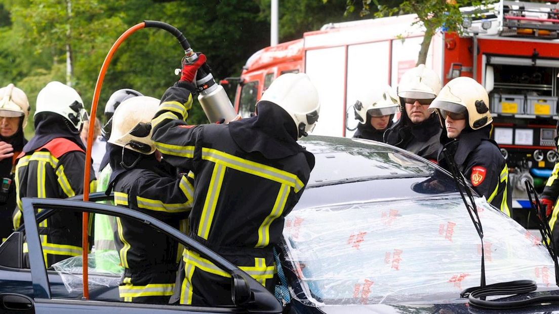 Brandweer bevrijd slachtoffer uit auto