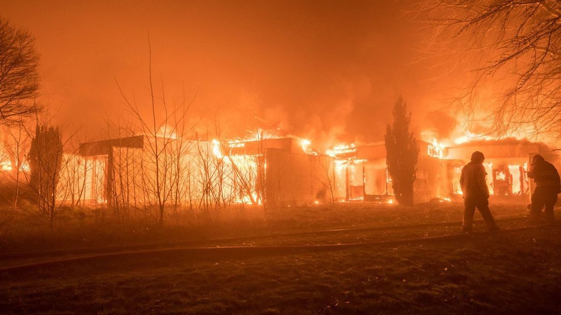 De brandweer aan het blussen in Wehe-den Hoorn