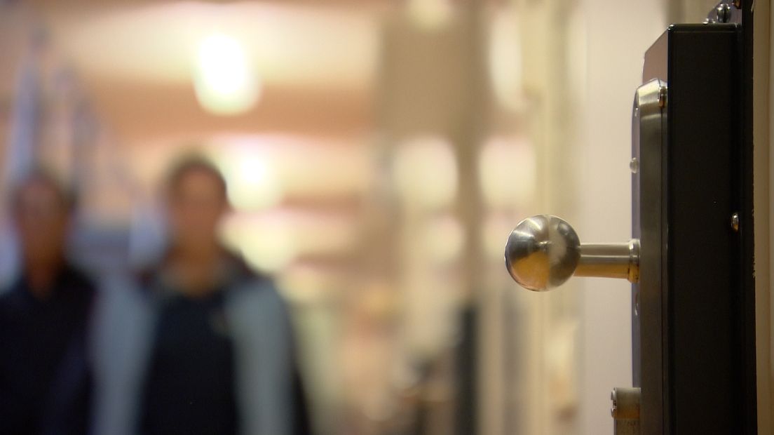Gedetineerde wordt naar zijn cel gebracht