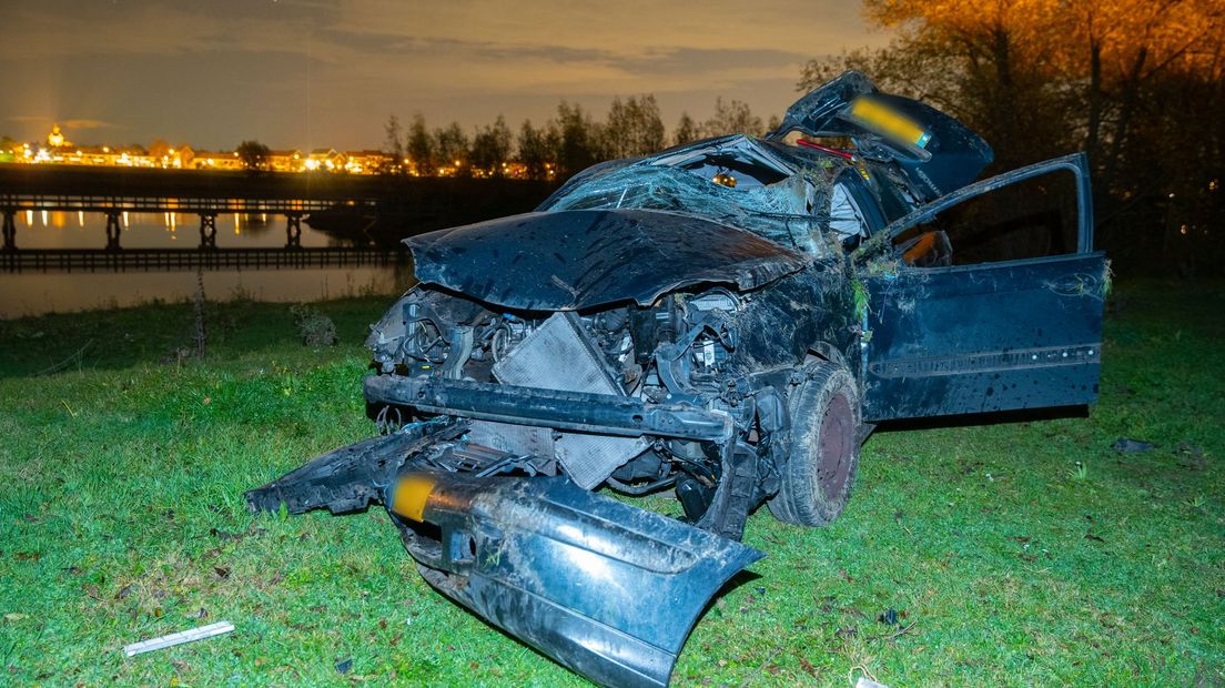 Bestuurder onder invloed lanceert zijn auto van de dijk tussen Deventer en Terwolde - RTV Oost