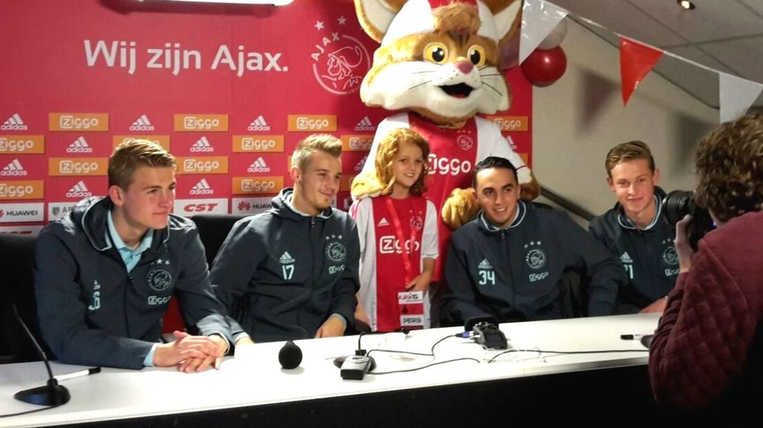 Zeeuwse Ajax-fan (9) schopt het tot persconferentie (video)