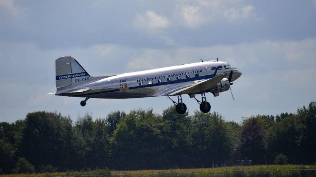 DC3 maakt noodlanding (Rechten: Van Oost Media)