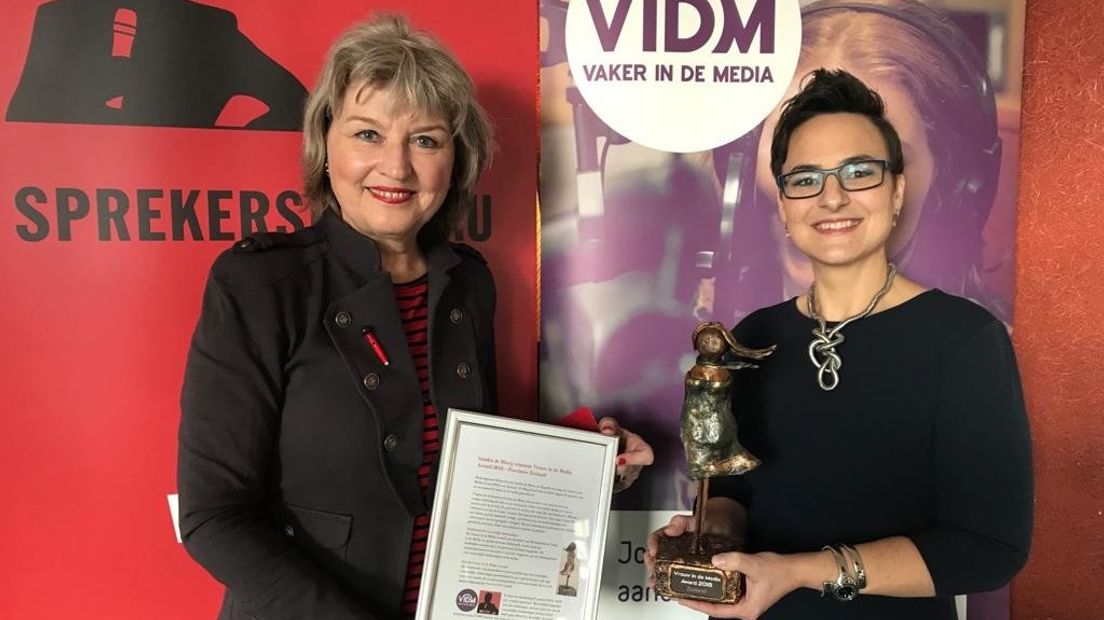 Sandra de Blaeij (r) wint Zeeuwse Vrouw in de Media Award 2018