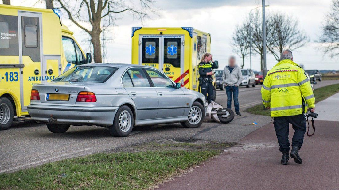 Hulpdiensten verlenen assistentie na het ongeluk