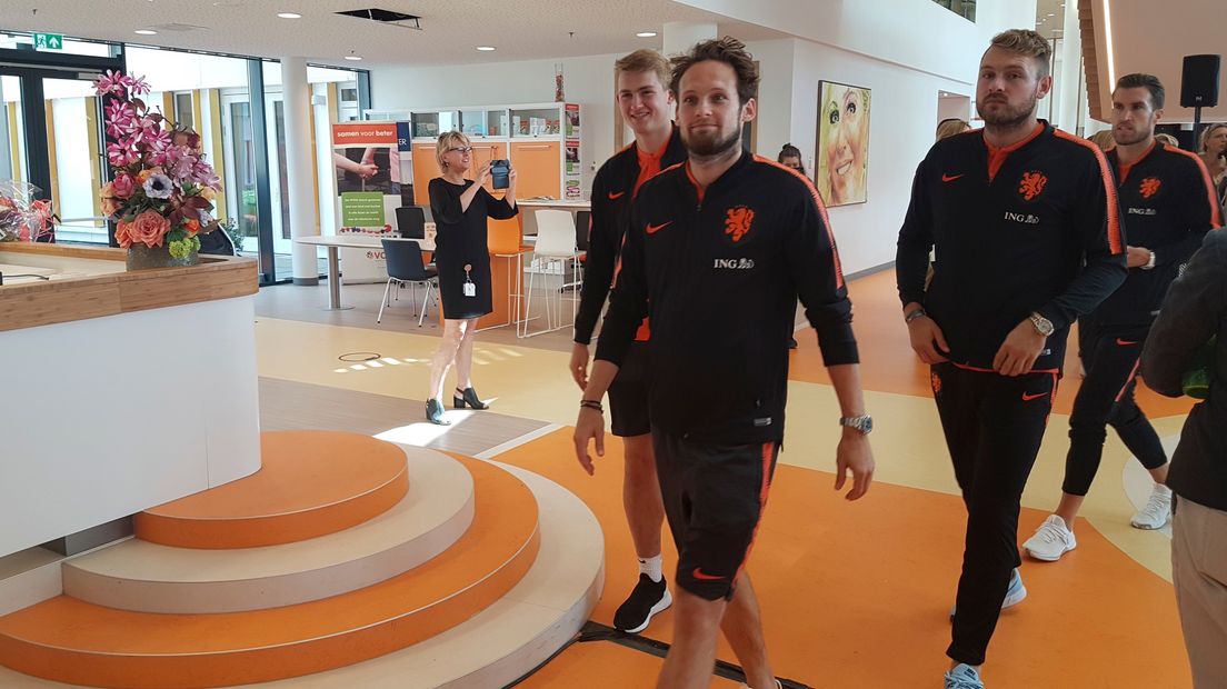 Voetballers van het Nederlands Elftal bezoeken het Prinses Máxima Centrum