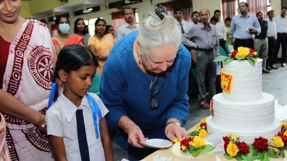 Janny Fioole uit Middelburg snijdt de taart aan bij haar huldiging in Sri Lanka