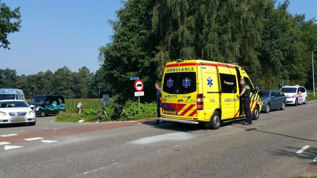 Gewonde fietser naar het ziekenhuis