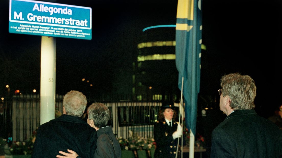 De ouders van Allegonda Gremmer bij de onthulling van de straatnaam in Rotterdam, vernoemd naar hun overleden dochter