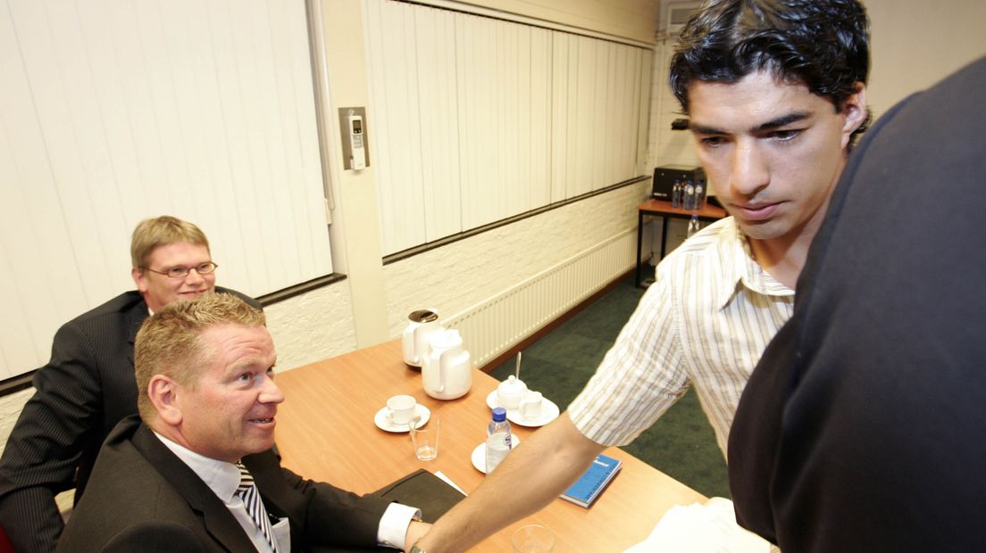 Luis Suárez en Hans Nijland na afloop van de arbitragezaak in de zomer van 2007