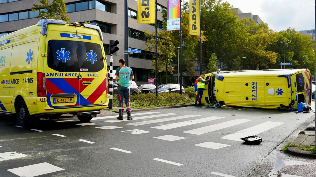 112 news: Ambulance collision with car in Schiedam, an injured I Vogel flies by plane to RTHA