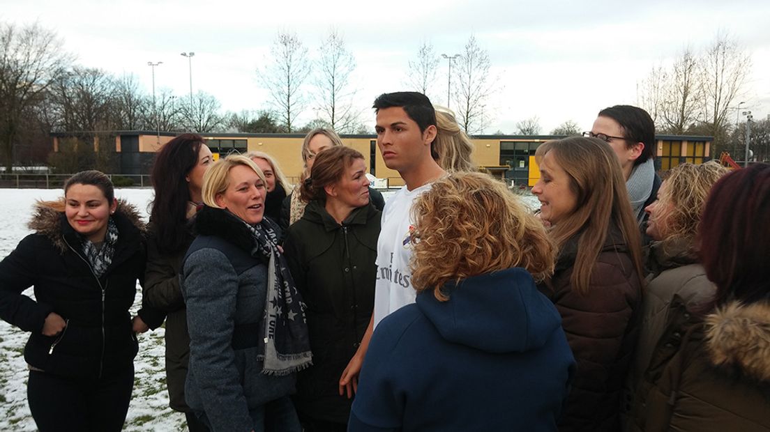 Cristiano Ronaldo was zaterdag in Vaassen. Althans, zijn wassen beeld. 'Cristiano 2' is zaterdag onthuld bij voetbalclub VIOS in Vaassen. Daarna vertrok het beeld naar Madame Tussauds in Amsterdam, dat hem drie maanden leent van de Berlijnse buren.