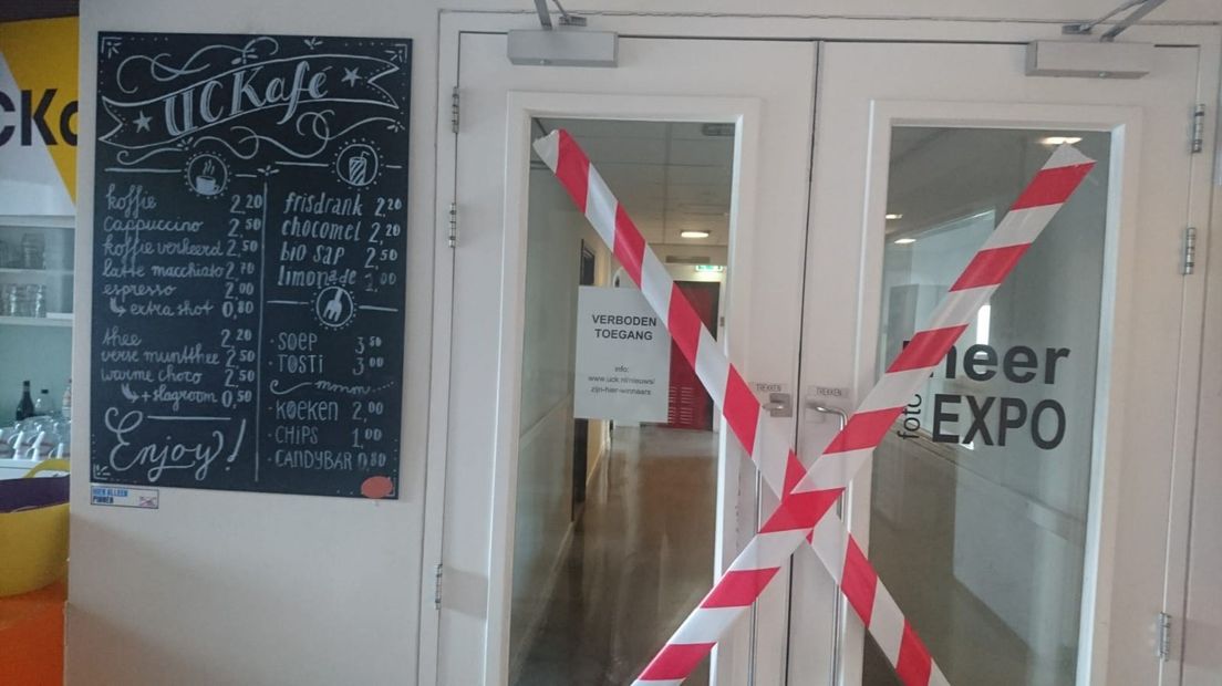 Een treurig aangezicht bij de deur van het UCK