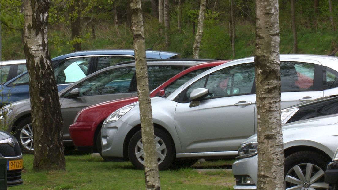 Parkeerplaats van camping Beerze Bulten lekker vol