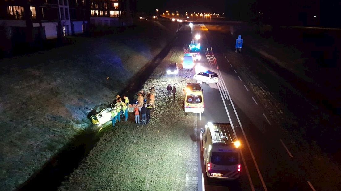 Auto eindigt in sloot naast rondweg in Delden