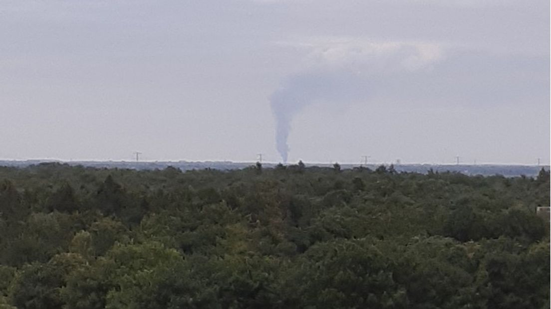De brand is zichtbaar vanuit Emmen