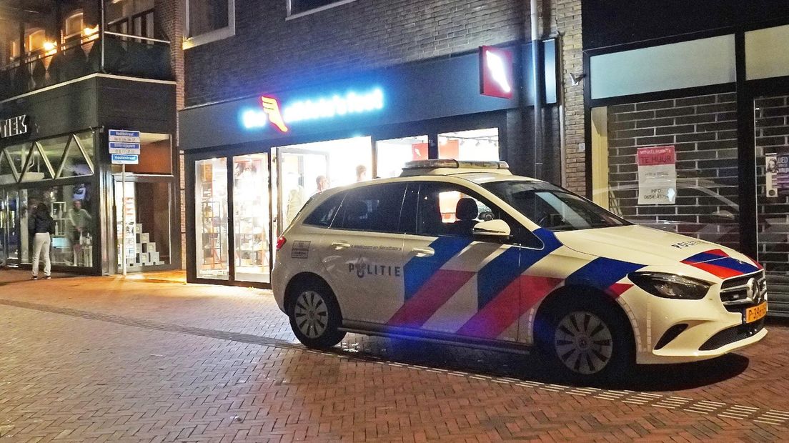 Politie bij de overvallen winkel in Hoogeveen