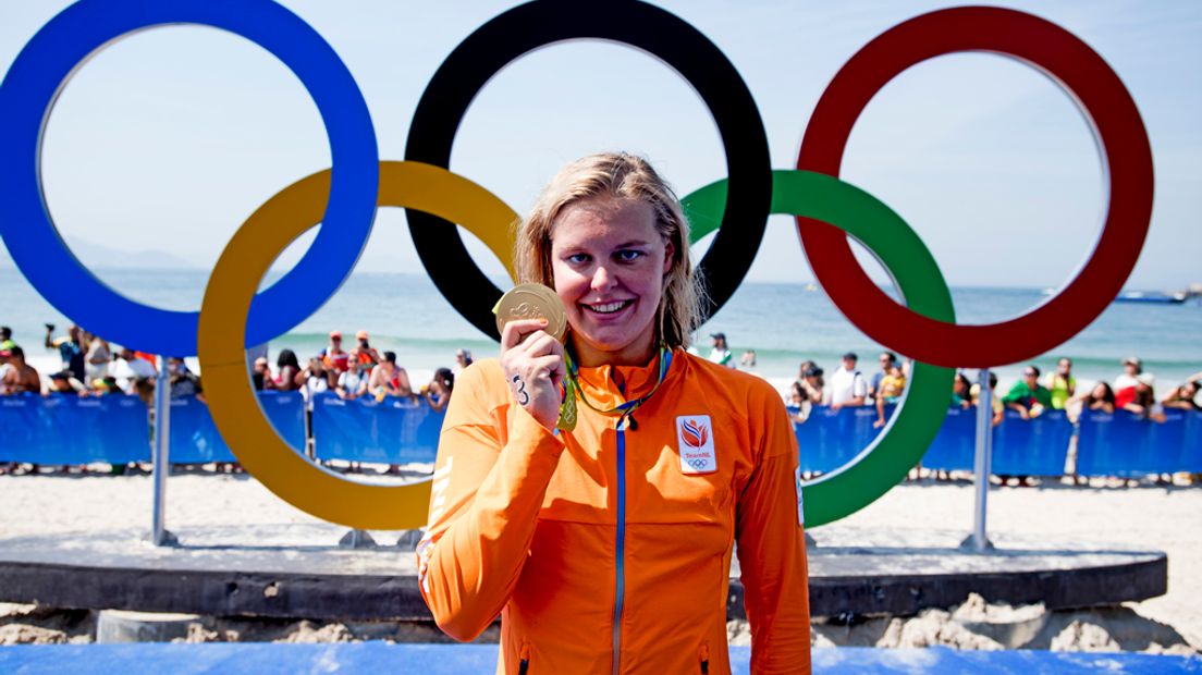 Sharon van Rouwendaal met haar gouden medaille