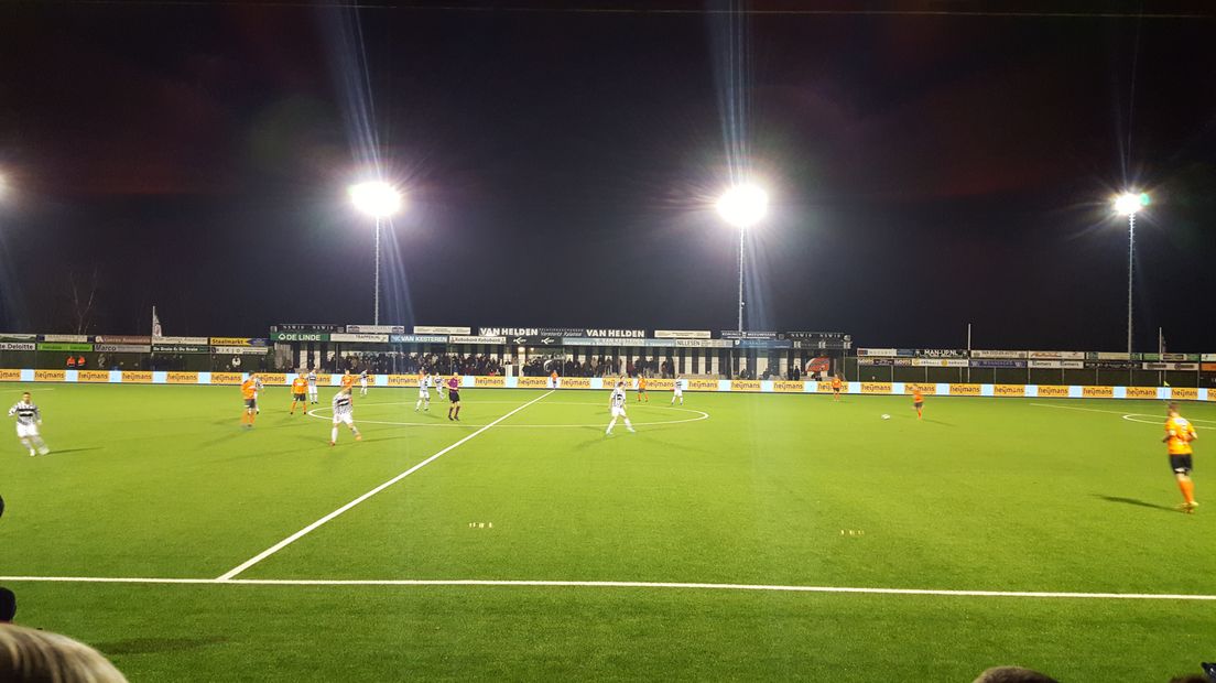 Het was een trieste, bedroevende en zinloze avond voor Achilles'29 tegen FC Volendam vrijdagavond. De Groesbekers begonnen met alle goede intenties aan de wedstrijd, maar die konden al snel de prullenbak in. Na een half uur spelen stond het namelijk al 0-3 voor de Volendammers en had Freek Thoone al een rode kaart op zak. Daardoor was de wedstrijd alweer gespeeld en kon Volendam er nog wat doelpunten bij maken (0-6). Ook Versteege kreeg rood in de tweede helft. Daarmee wordt het seizoen van Achilles'29 nog veel triester dan het al was en heeft de ploeg nog één kans om met een positief gevoel de winterstop in te gaan.