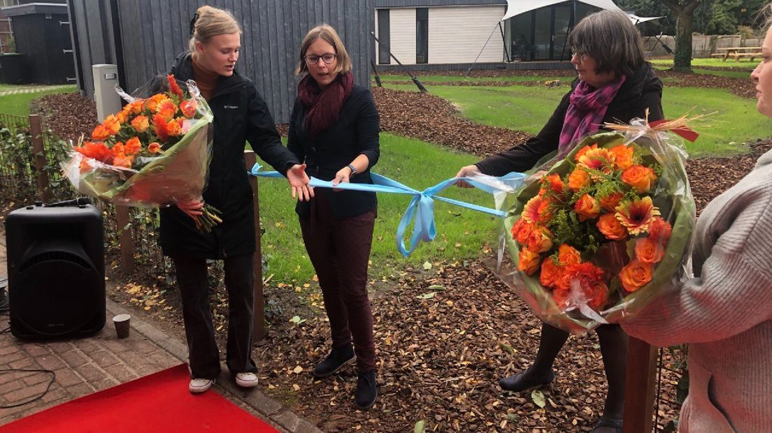 Directeur-bestuurder Laura Broekhuizen van Woonstichting Groninger Huis knipt het lintje door