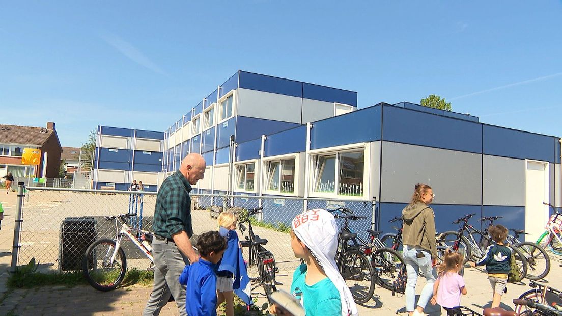 De tijdelijke school, een noodoplossing in de Lekstraat in Oost-Souburg