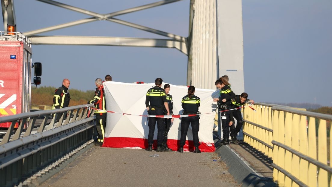 Racefietser omgekomen op brug bij Oud-Vossemeer (video)