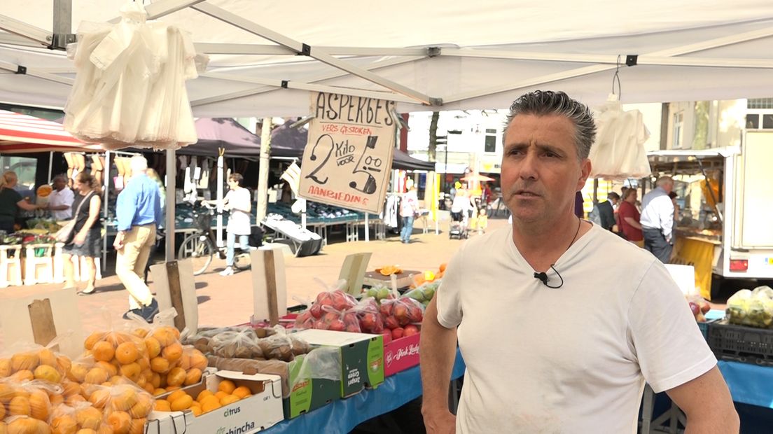 Zoals veel markten heeft de zaterdagmarkt in Tiel te maken met teruglopende belangstelling. De marktkooplui gaan nu zelfstandig verder. Los van de gemeente, met een commerciële marktmanager. Onder de vlag van de Markt van Morgen willen zij zo de warenmarkt nieuw elan geven.