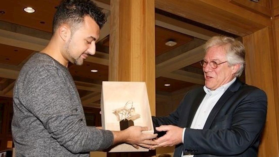 Özcan Akyol ontvangt de Deventer Promotieprijs 2017 uit handen van wethouder Robin Hartogh Heys
