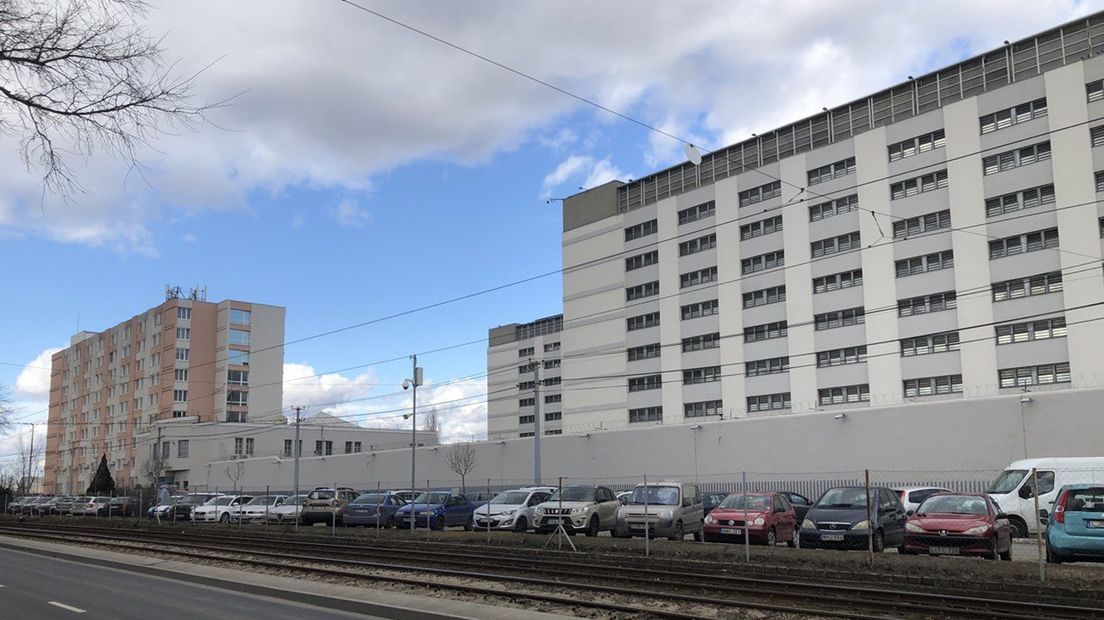 De gevangenis in Boedapest: in het gebouw rechts zit Gert-Jan N. opgesloten.