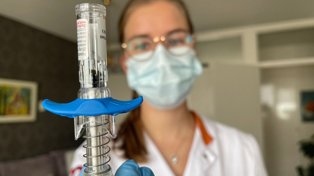 Jonieke laat een injectiespuit zien