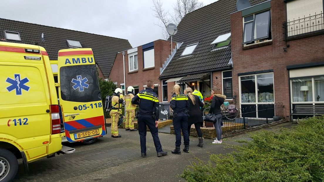 Man wordt naar ziekenhuis  gebracht