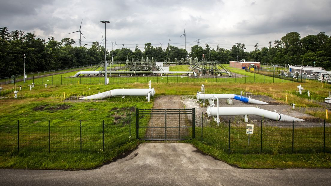 Een gaswinnings- en gasbehandelingslocatie van de Nederlandse Aardoliemaatschappij bij Scheemda