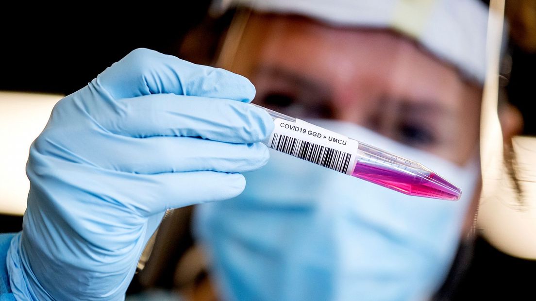 Medewerkers van de GGD nemen coronatesten af in een teststraat