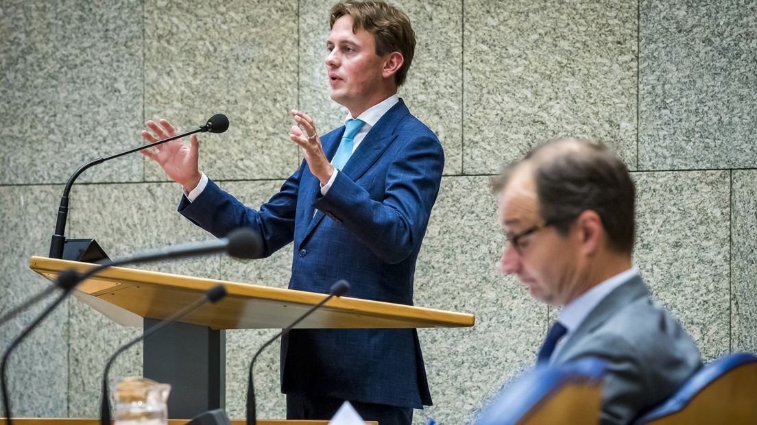 Henk Nijboer tijdens een debat met op de voorgrond minister Eric Wiebes