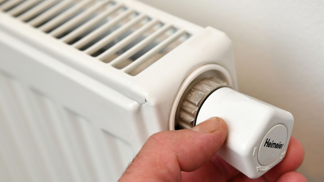 Een verwarming wordt lager gedraaid