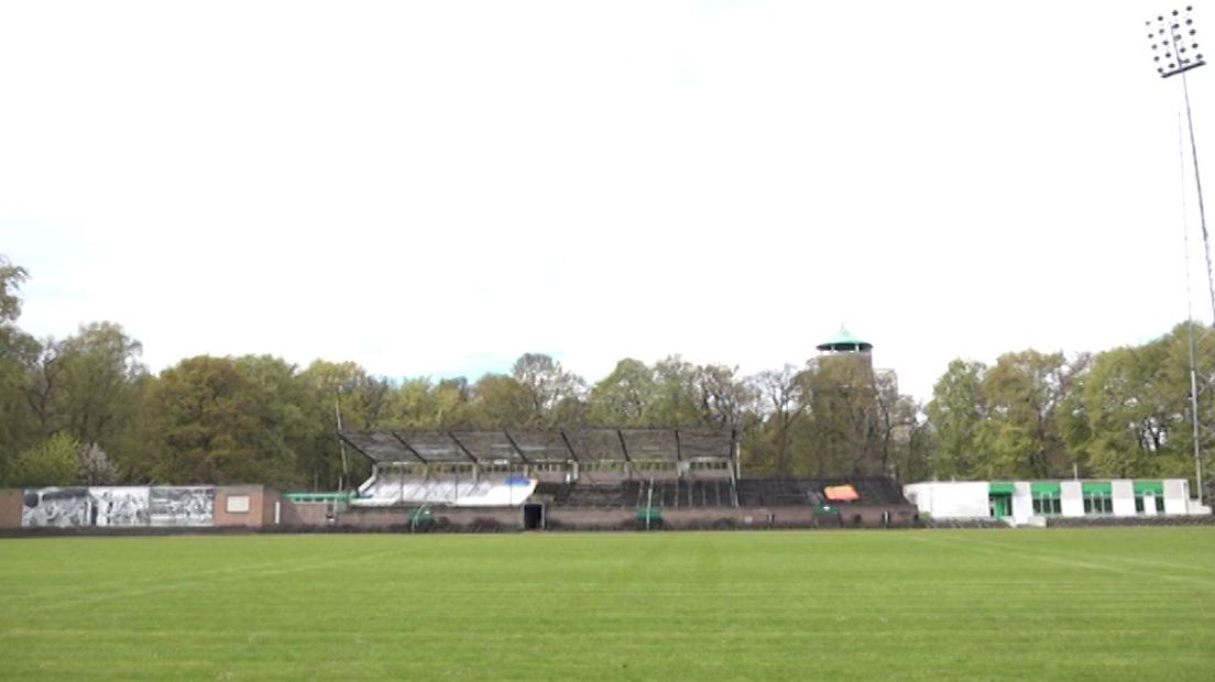 Al bijna een kwart eeuw wordt gesproken over een nieuwe invulling voor stadion de Wageningse Berg. De profvoetbalclub van Wageningen ging in 1992 failliet. Sindsdien ligt het stadioncomplex er verlaten bij.