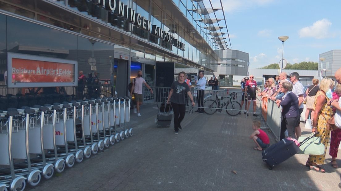 Zakynthos-reizigers op Groningen Airport Eelde