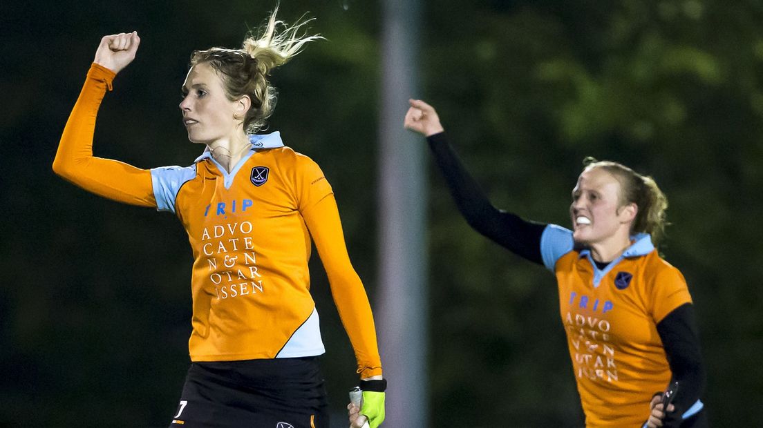 Willemijn Kuis-Bos juist met Anouk van den Berg na de 2-0.