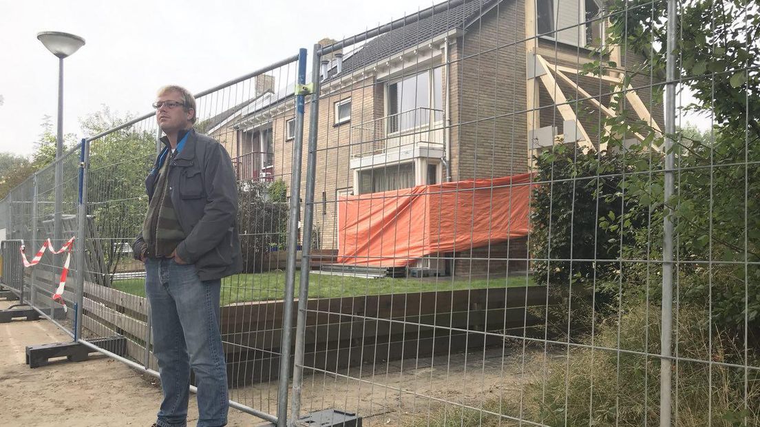 Johnny de Jonge voor  zijn verzakte huis in Roden (Rechten: RTV Drenthe)