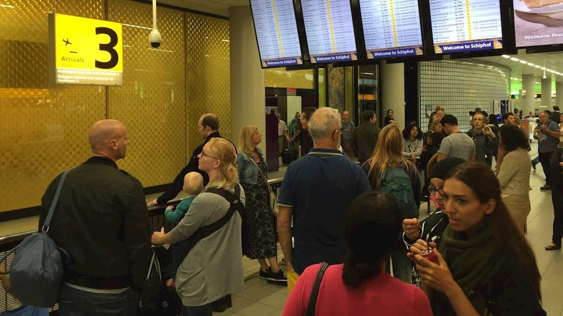Wachten op Anna van der Breggen in de aankomsthal van Schiphol