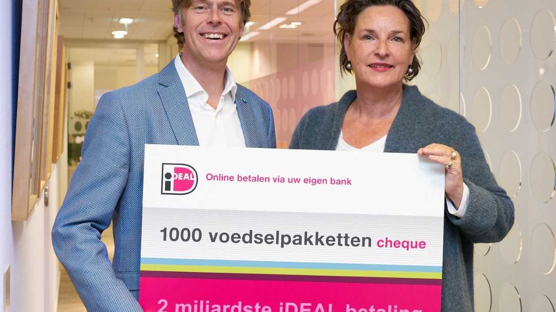 De cheque voor de eerste duizend voedselpakketten, overhandigd door Rob Hoitink van iDEAL, aan Caroline van der Graaf van Voedselbanken Nederland (Rechten: iDEAL)