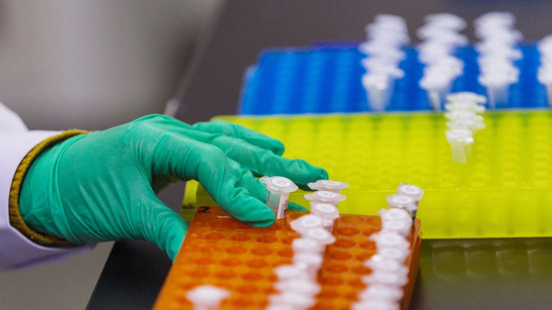 Een Chinese laborant werkt met dna