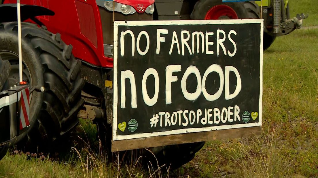 Borden op de tractoren van de boeren hebben een duidelijke boodschap