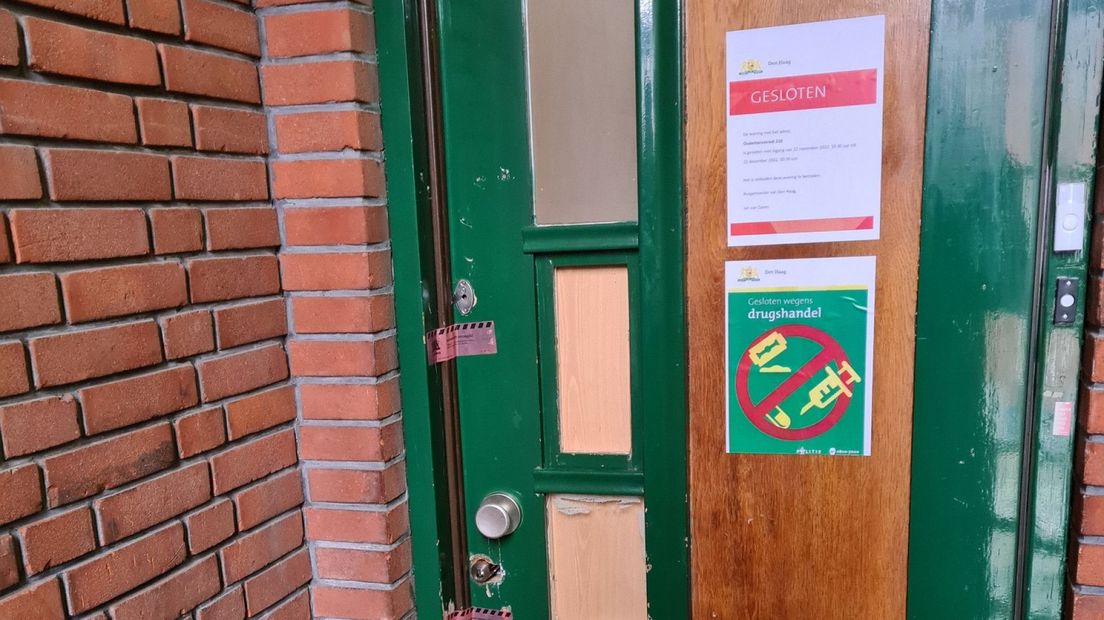 Op de deur zijn speciale zegels geplaatst voor de sluiting van de woning.