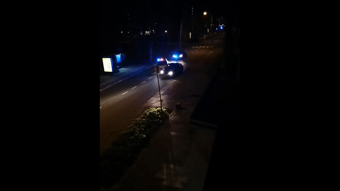 Een politieauto ramt de achtervolgde auto van de zijkant