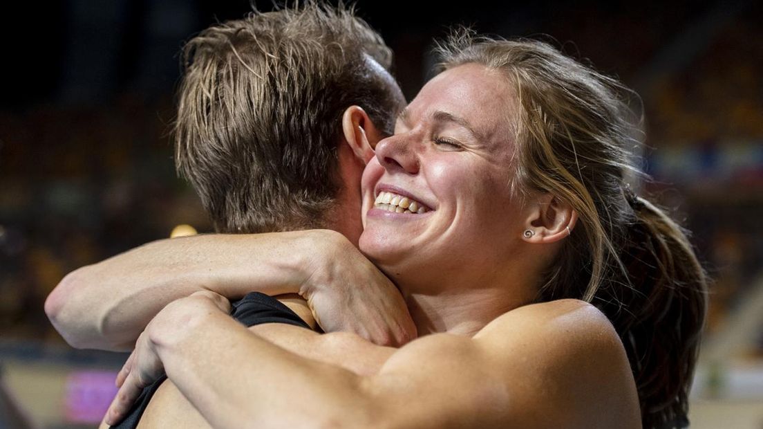 Suzanne Voorrips omhelst haar vriend Thijmen Kupers, beiden Nederlands kampioen op de 800 meter
